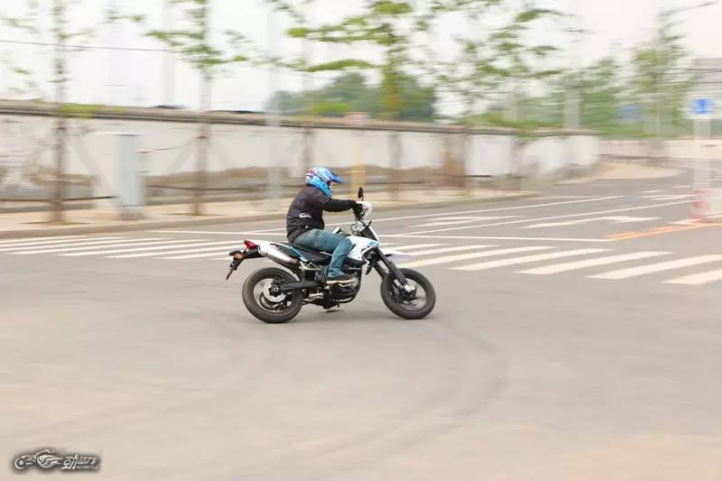 国产滑胎玩得起来吗?贝纳利 BJ250GY-2