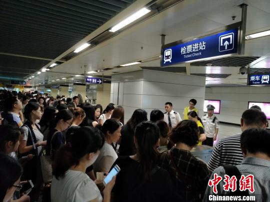 �ڵ��F1̖���Ӷ���վ���Mվˢ���l�Cǰ���ډ������ŝM�˵ȴ��ĳ˿͡� ������ �z