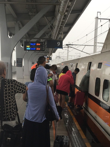 台风袭台：高铁8日白天停驶 多趟航班延误或取消