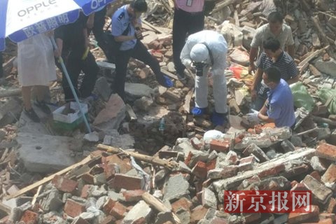 工作人员正在对现场拍照取证。受访者供图
