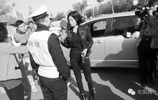 为什么被交警抓了,第一反应都是打电话?