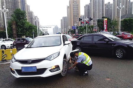 行驶中轿车突然停住 竟是车轮被石头卡住|石头