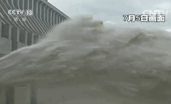 △三峡水库入库流量明显增加，图为长江三峡泄洪画面。