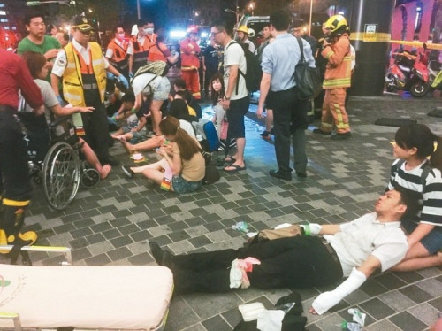 台铁1258次区间车爆破多人受伤,现场惊叫连连,游客发慌奔逃期待营救。记者王腾毅 摄