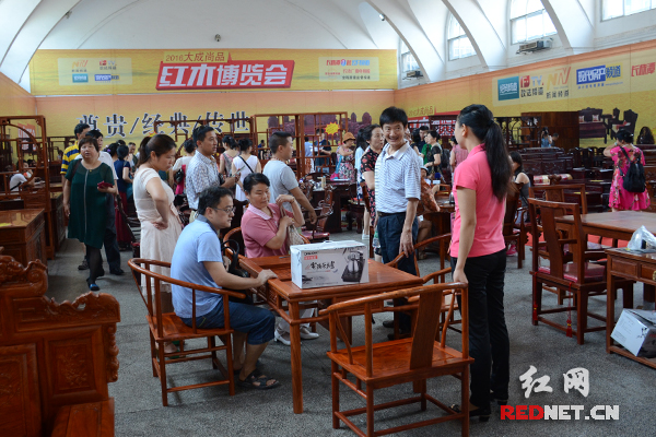 长沙广电红木博览会开幕 4万不到买16件花梨木