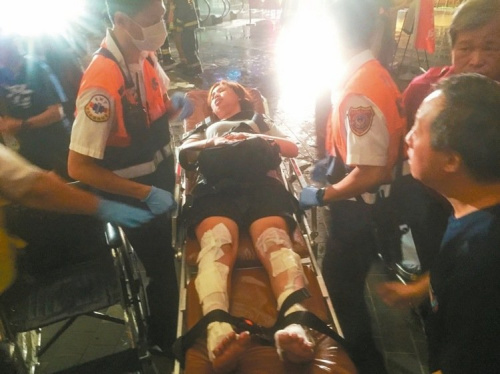 台湾松山站惊传爆炸，20多名旅客受伤，救援人员忙着运送伤者。 记者王腾毅 摄