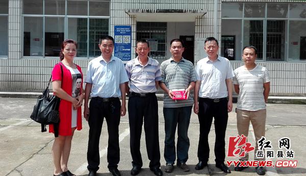 荣家湾镇党委书记姚正大(右三)接受爱心企业家的捐赠