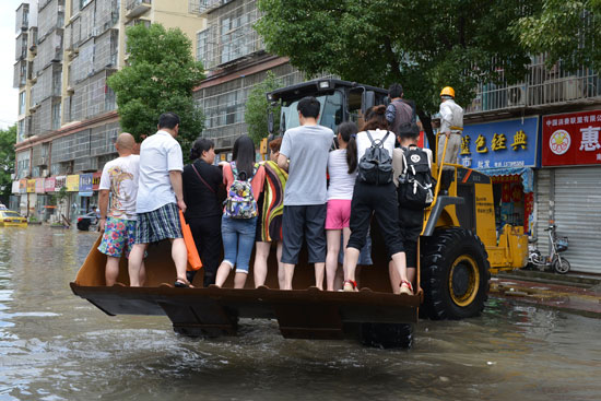 南京遭洪水封路 市民出行靠“铲渡”
