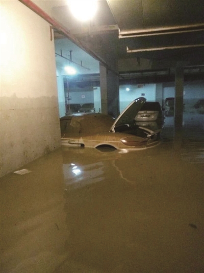 暴雨倒灌进地下停车库 小区130余辆车被淹