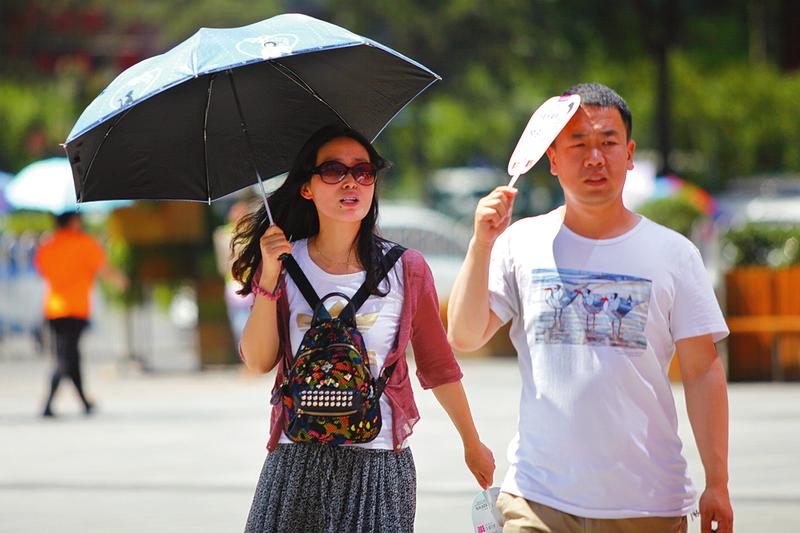 昨天的古城，依旧酷热无比 本报记者王晓峰摄