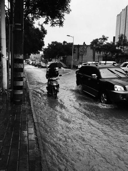 榆林市氣象臺(tái)昨天多次發(fā)布暴雨預(yù)警（網(wǎng)友供圖）