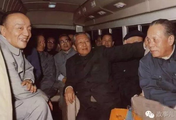 杨尚昆、习仲勋与广东省领导乘面包车下乡。