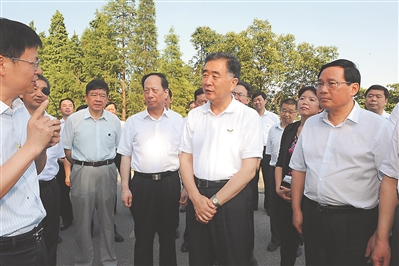 全面强化防汛抗洪防台风措施 确保大堤和人民