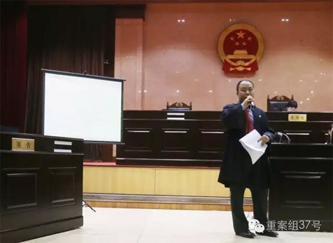 原告律师庭上通过PPT，来证明《夏洛特烦恼》并未抄袭。 新京报记者 王贵彬 摄