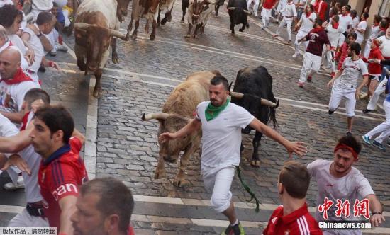 当地时间2016年7月7日，西班牙潘普洛纳，一年一度的奔牛节正式开启，公牛与人群街头追逐。