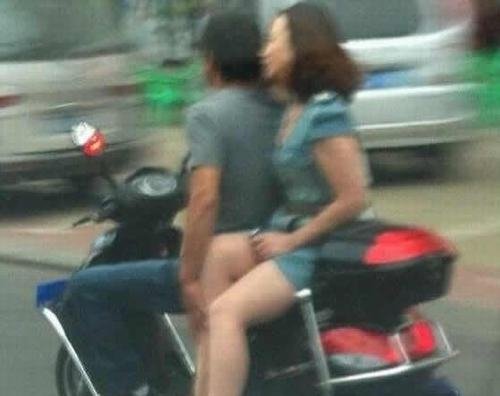 交警提示:驾车不摸奶,摸奶不驾车!