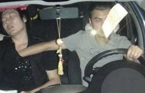 交警提示:驾车不摸奶,摸奶不驾车!