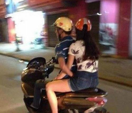 交警提示:驾车不摸奶,摸奶不驾车!