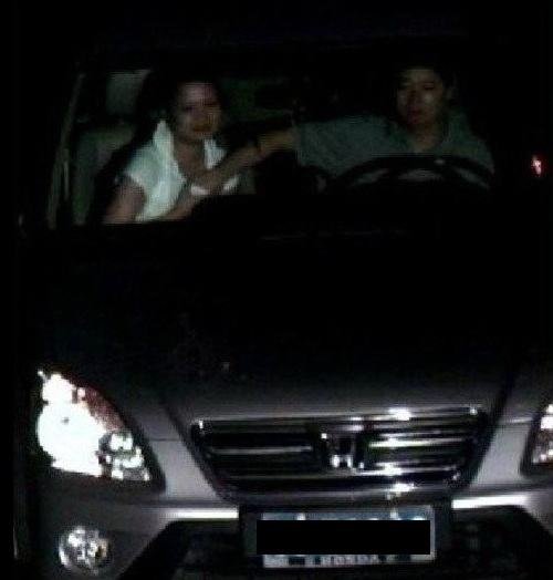 交警提示:驾车不摸奶,摸奶不驾车!