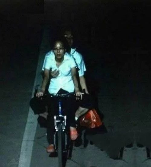 交警提示:驾车不摸奶,摸奶不驾车!