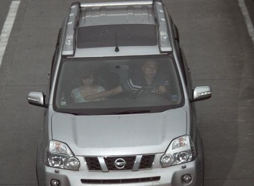 交警提示:驾车不摸奶,摸奶不驾车!