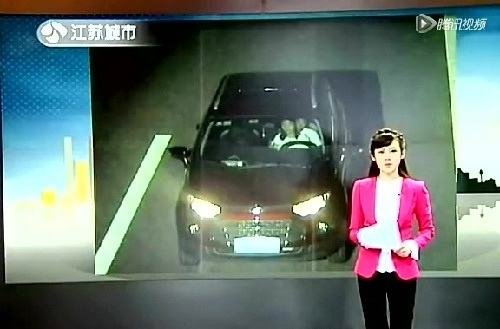 交警提示:驾车不摸奶,摸奶不驾车!