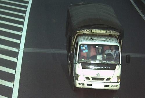 交警提示:驾车不摸奶,摸奶不驾车!