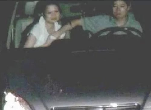 交警提示:驾车不摸奶,摸奶不驾车!