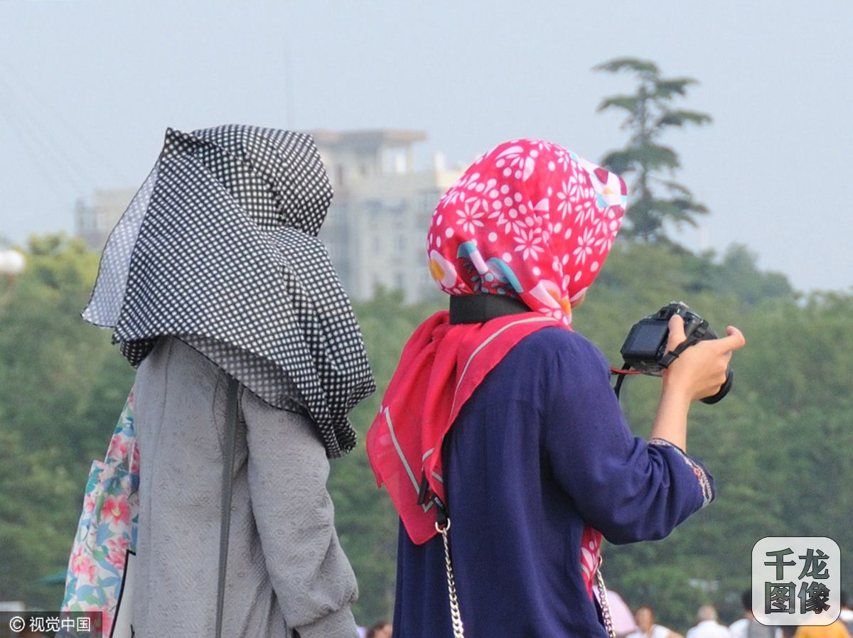 北京发布高温蓝色预警 市民游客顶闷热桑拿天