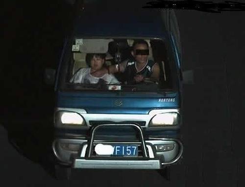 交警提示:驾车不摸奶,摸奶不驾车!