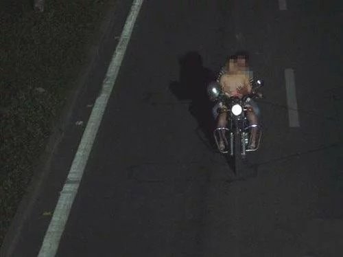 交警提示:驾车不摸奶,摸奶不驾车!