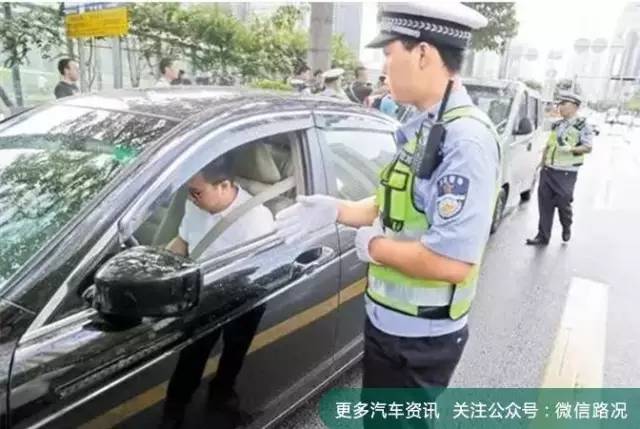 坐后排不系安全带?立刻罚你500元!