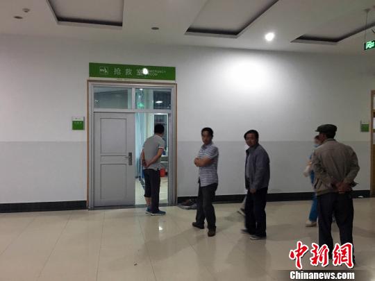 图为元堡子村村民在抢救室门口等候 胡贵龙 摄