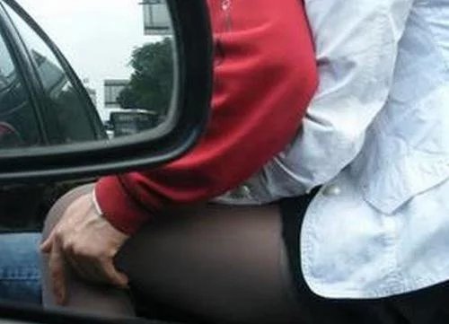 交警提示:驾车不摸奶,摸奶不驾车!