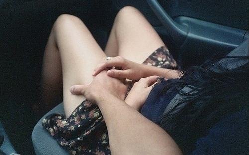 交警提示:驾车不摸奶,摸奶不驾车!