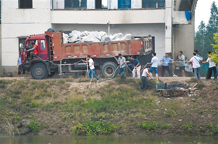 湖南省华容新华垸溃口 敢死队驾卡车堵溃口|