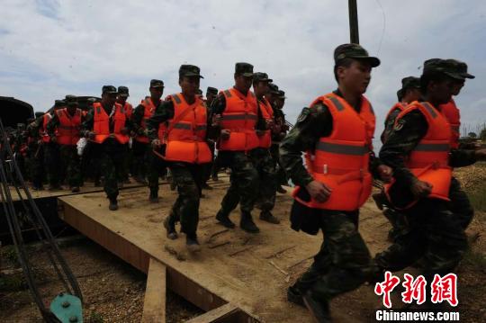 火箭军某旅：两天三转进 追着洪水跑