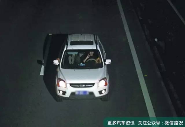 边开车边动嘴,结果被交警扣了100元2分……