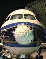 飞行途中遭冰雹袭击 南航航班被砸成“麻子脸”