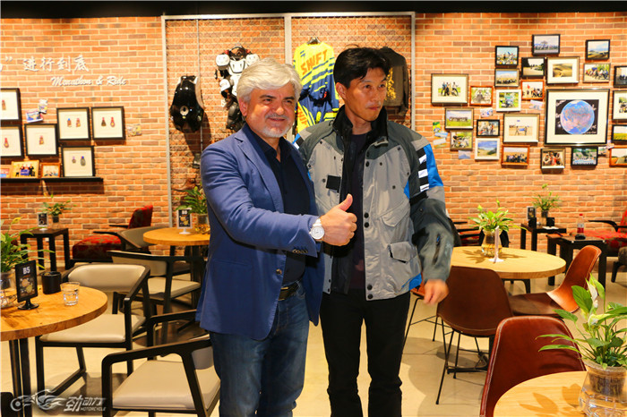 宝马摩托车交付足球界大咖车主区楚良