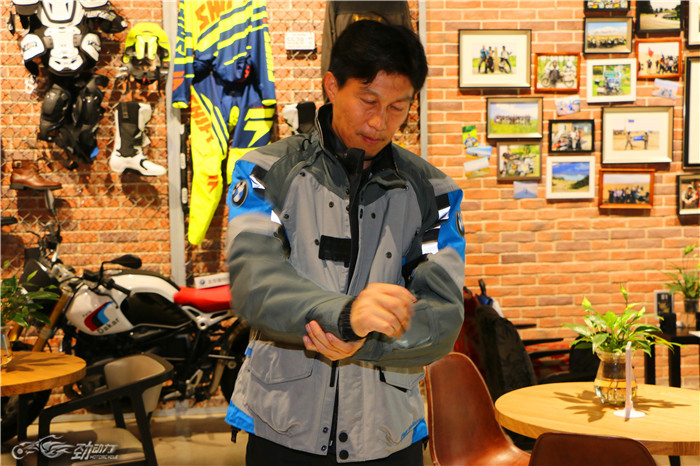 宝马摩托车交付足球界大咖车主区楚良