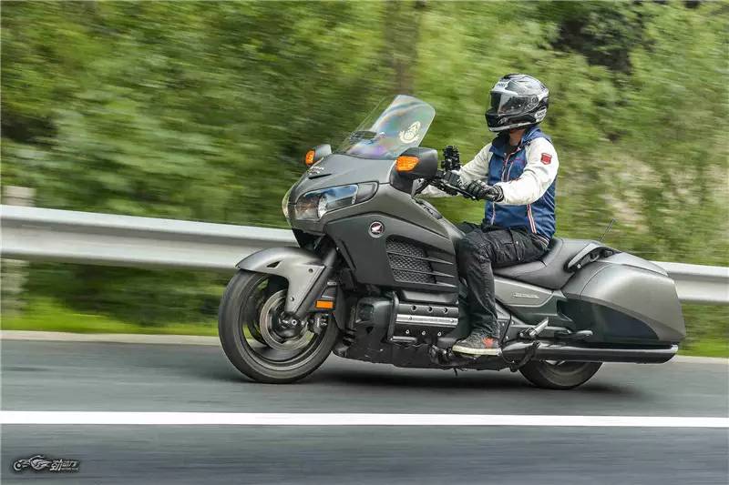 霓虹灯下的魅影 本田金翼F6B评测-新浪汽车