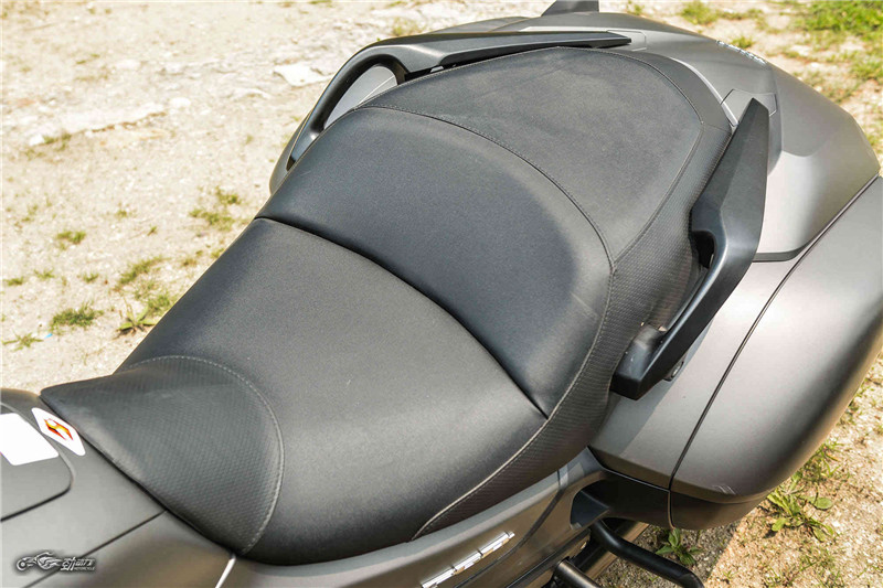 霓虹灯下的魅影 本田金翼F6B评测