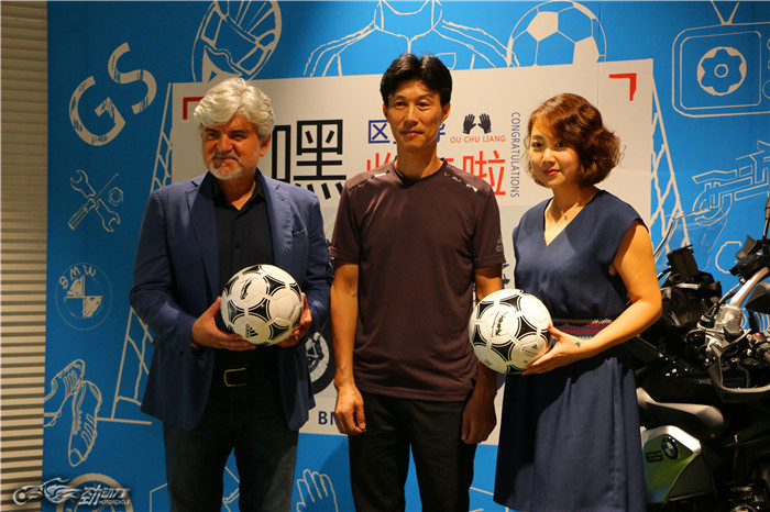 宝马摩托车交付足球界大咖车主区楚良