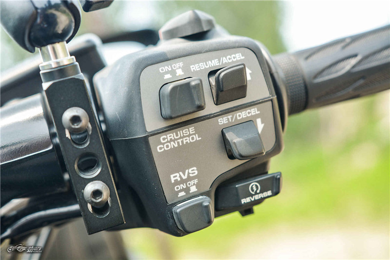 霓虹灯下的魅影 本田金翼F6B评测