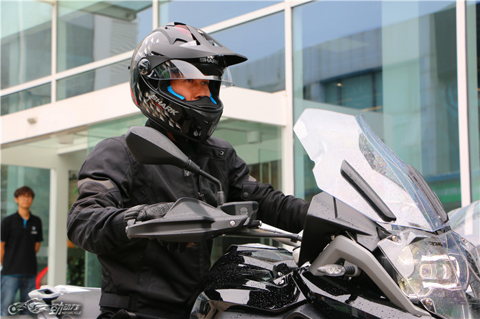 宝马摩托车交付足球界大咖车主区楚良