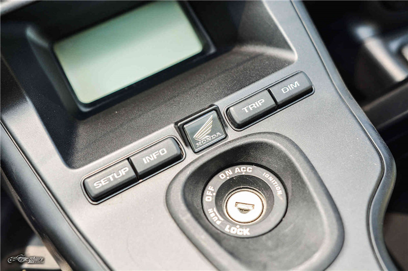 霓虹灯下的魅影 本田金翼F6B评测