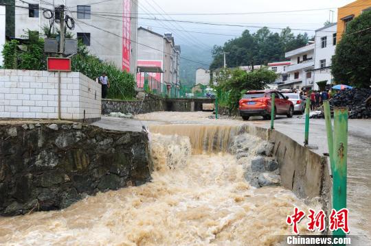 暴雨致河水暴涨 王爱平 摄