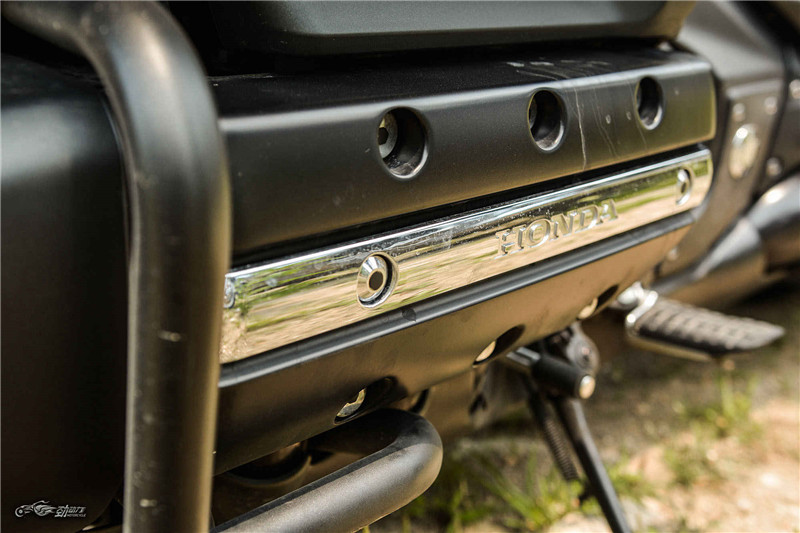 霓虹灯下的魅影 本田金翼F6B评测