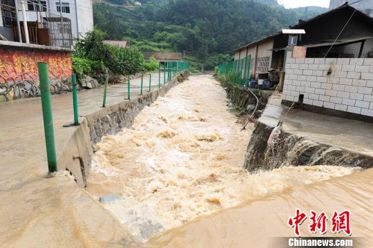 暴雨致河水暴涨 王爱平 摄